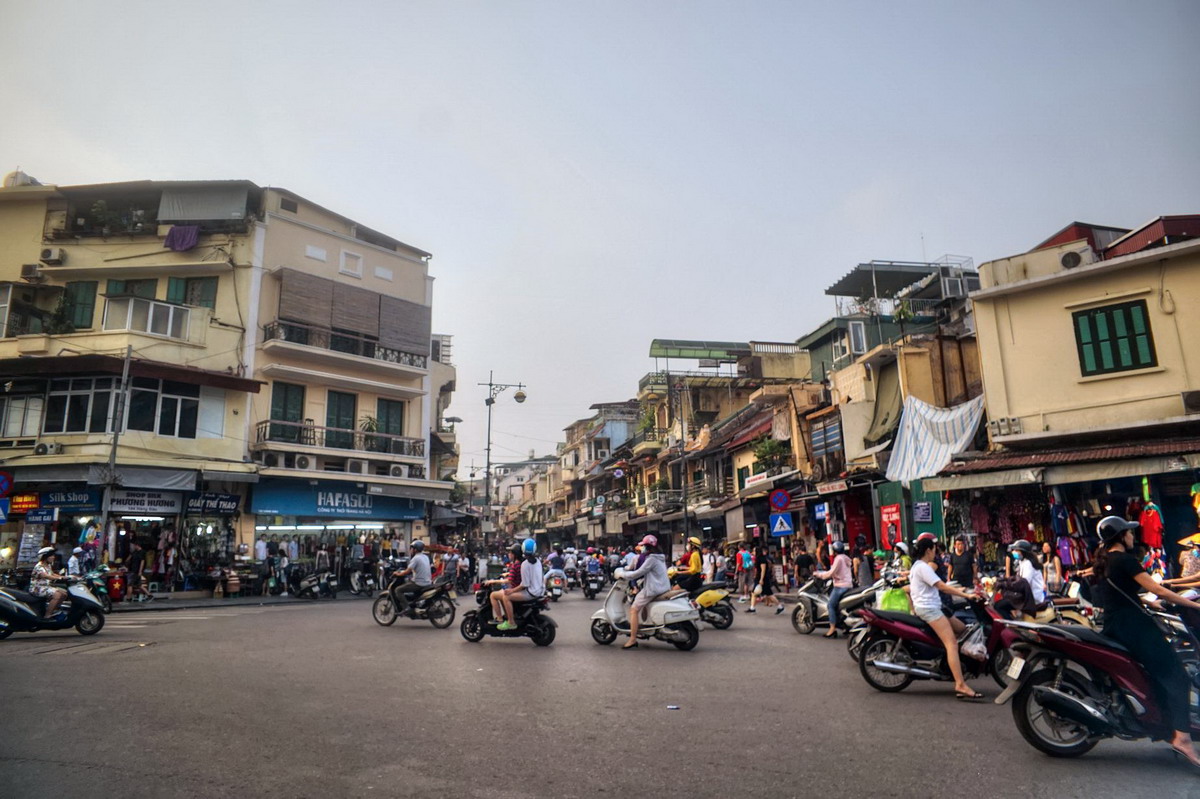 Hàng Đào - Hoàn Kiếm: Phố Cổ Lâu Đời, Trung Tâm Thương Mại Sầm Uất